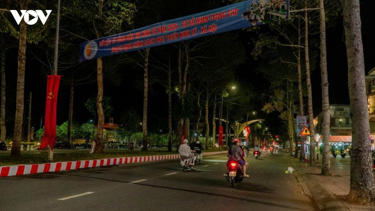vinh long dong nguoi do ve trung tam ngam phao hoa hinh anh 6