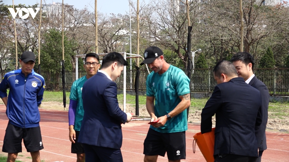 HLV Hà Nội FC tuyên bố “đanh thép” trước cuộc đua vô địch V-League 2025/2026