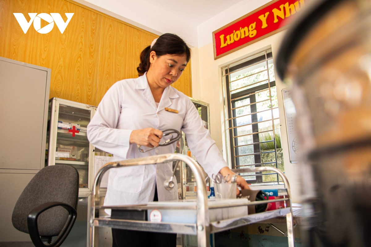 Đầu xuân theo chân cán bộ y tế “giữ sức khỏe học đường” trên vùng cao