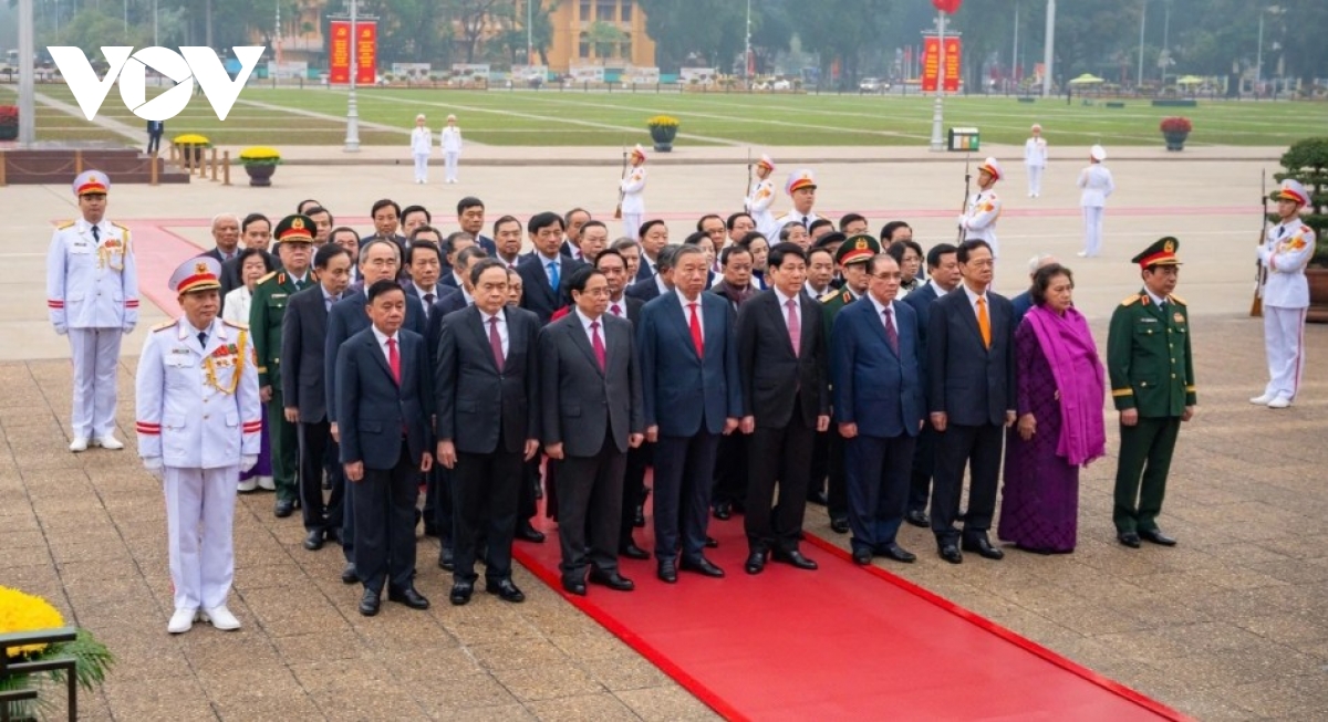 party and state leaders pay tribute to president ho chi minh at his mausoleum picture 2