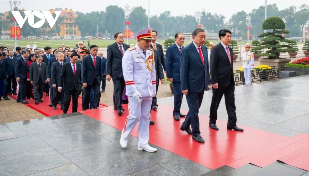 party and state leaders pay tribute to president ho chi minh at his mausoleum picture 3