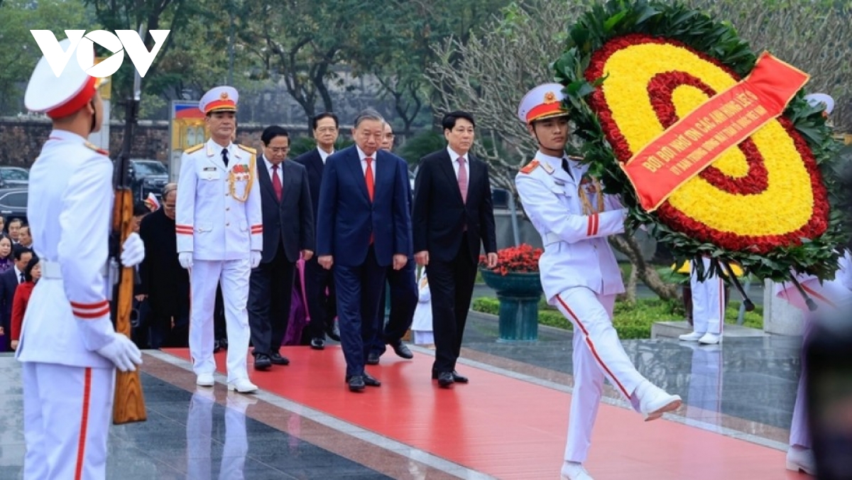 party and state leaders pay tribute to president ho chi minh at his mausoleum picture 6