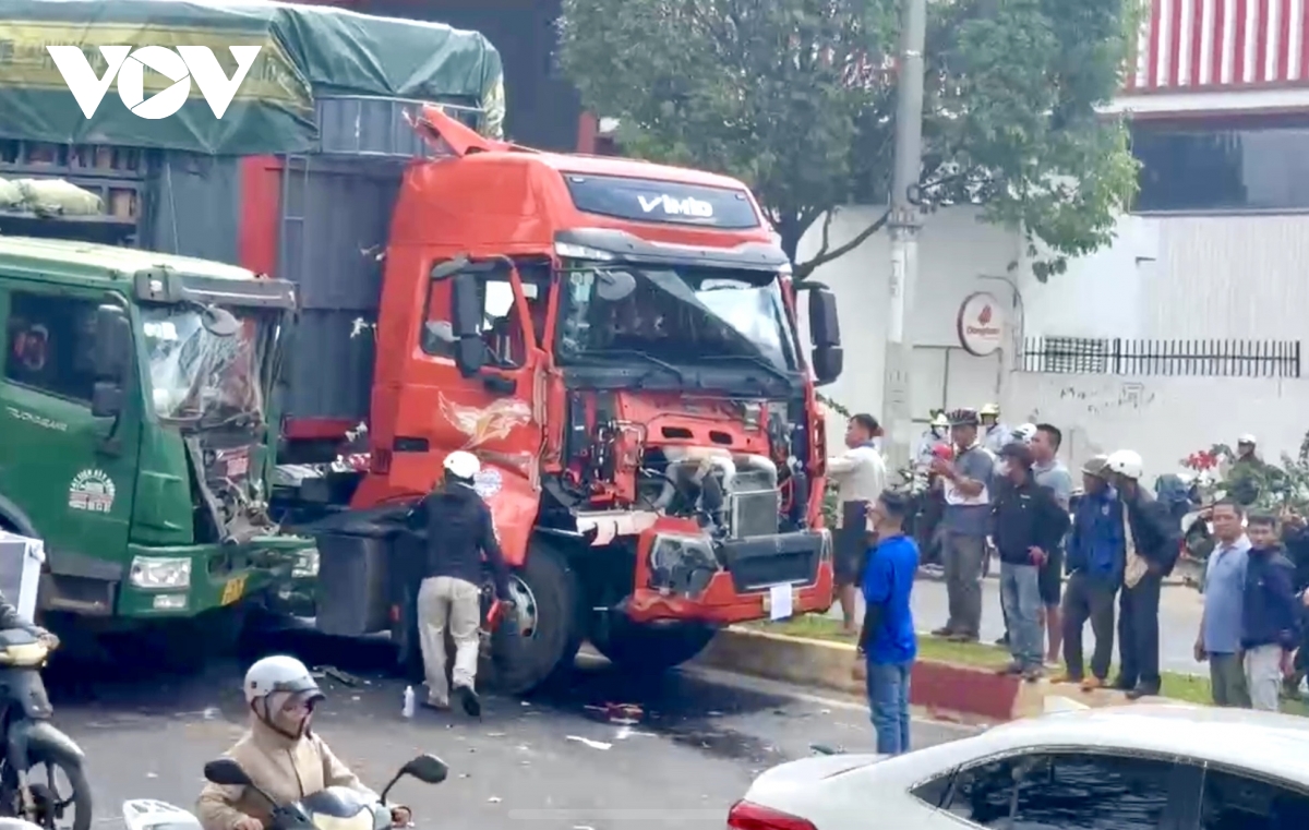 Tai nạn liên hoàn làm 7 xe tải, xe con hư hỏng trên đường tránh Tây Buôn Ma Thuột