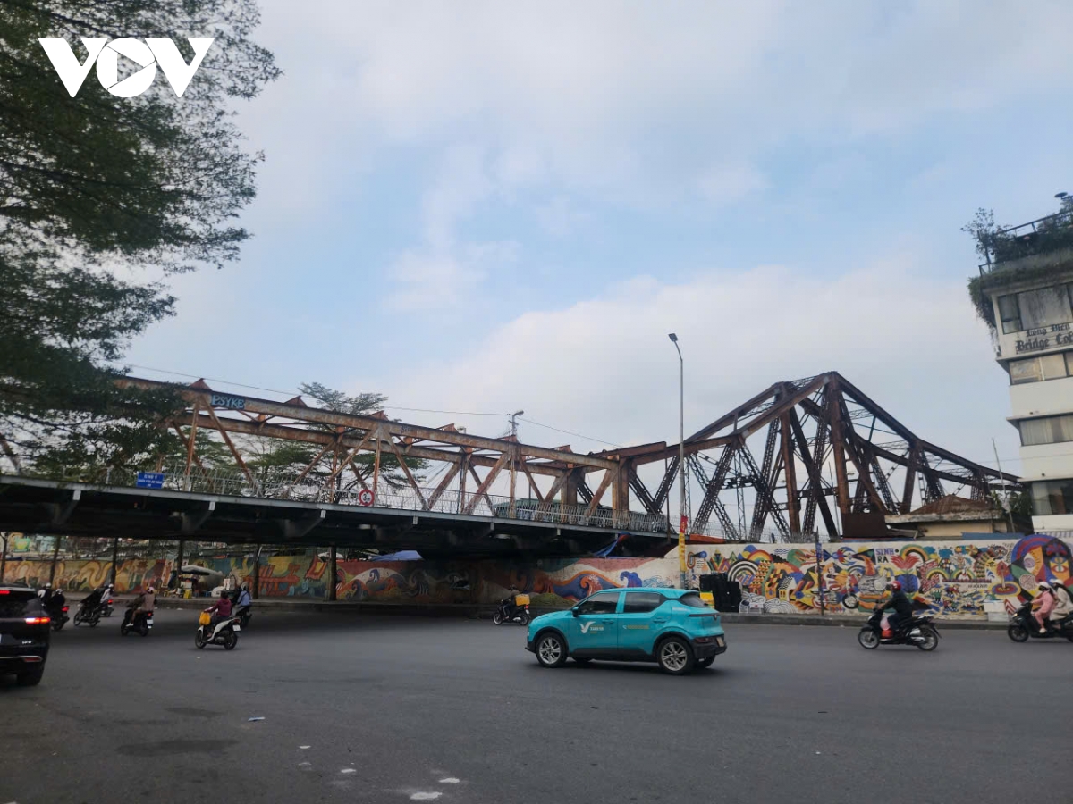 Phố phường Hà Nội thông thoáng, bến xe vắng khách chiều 28 Tết