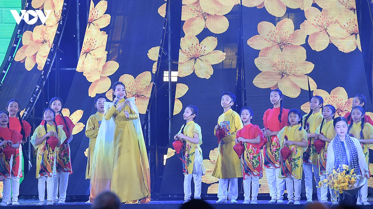 ruc ro sac xuan trong chuong trinh khai mac hoi cho mua xuan 2026 hinh anh 15