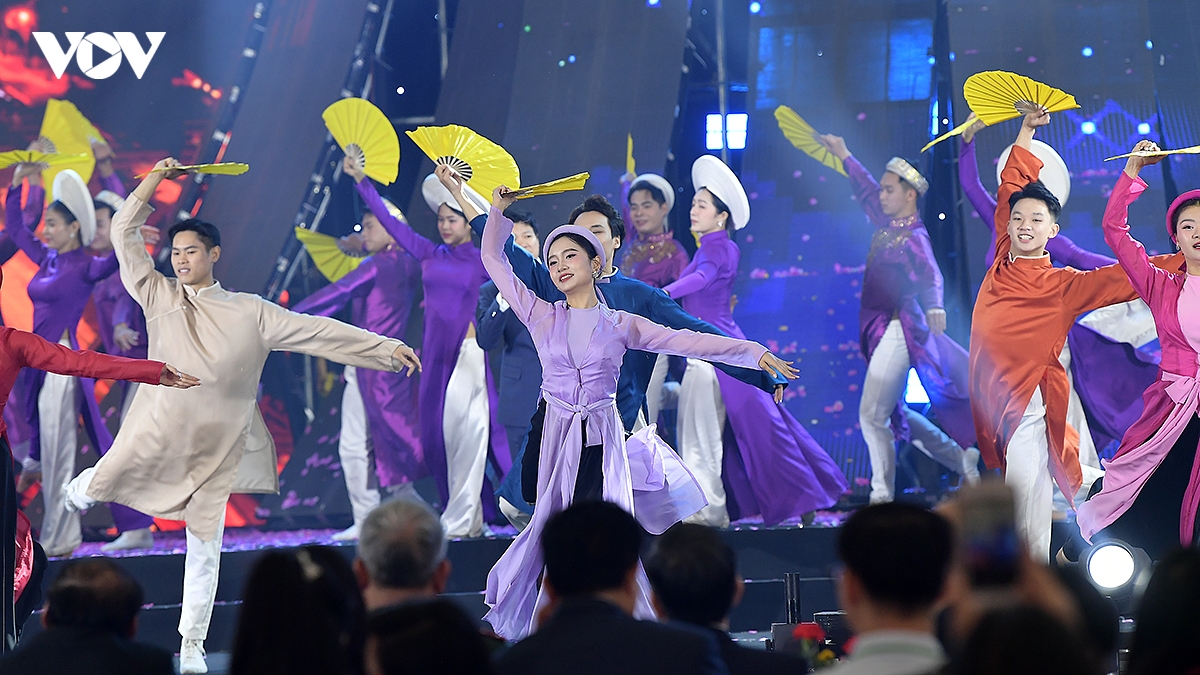ruc ro sac xuan trong chuong trinh khai mac hoi cho mua xuan 2026 hinh anh 13