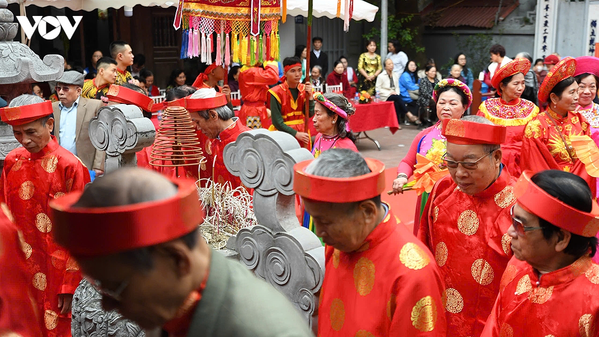 Do vat nguoi nuoc ngoai tham gia tranh giai le hoi vat truyen thong dinh mai Dong hinh anh 3