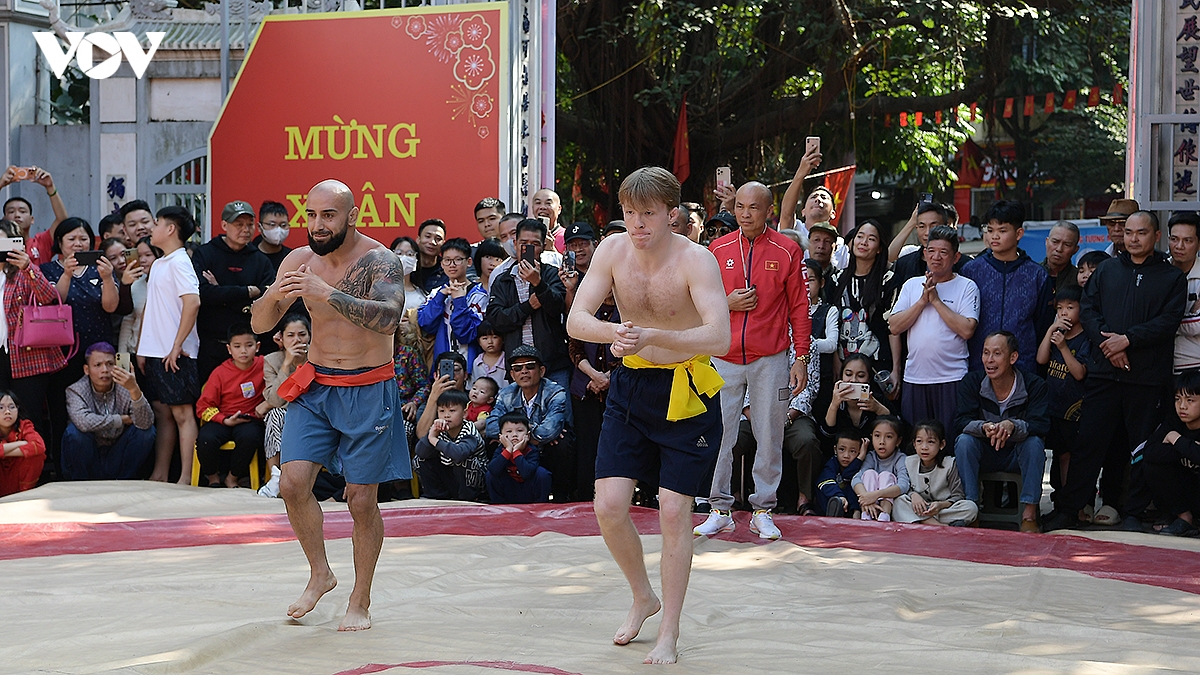 Do vat nguoi nuoc ngoai tham gia tranh giai le hoi vat truyen thong dinh mai Dong hinh anh 17