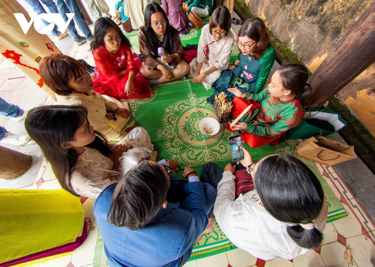 Die Nachstellung traditioneller Hofspiele belebt den kulturellen Raum von Hue in der frühen Frühlingssaison (Bild 4).
