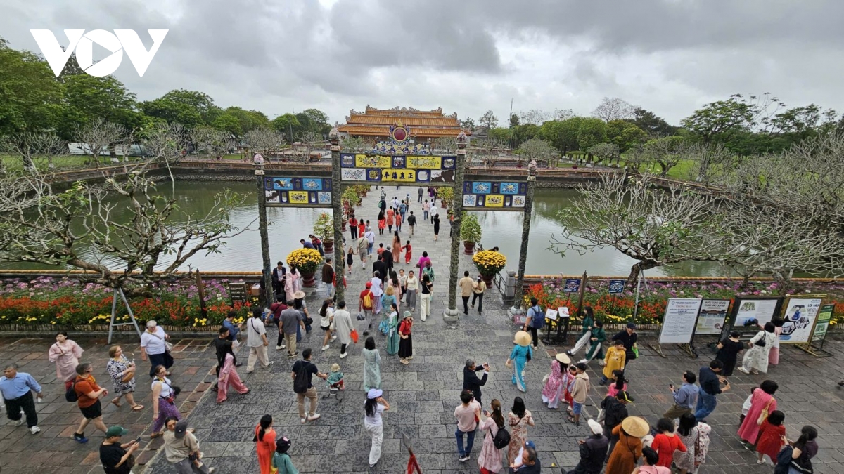 Die Nachstellung traditioneller Hofspiele belebt den kulturellen Raum von Hue in der frühen Frühlingssaison (Bild 1).
