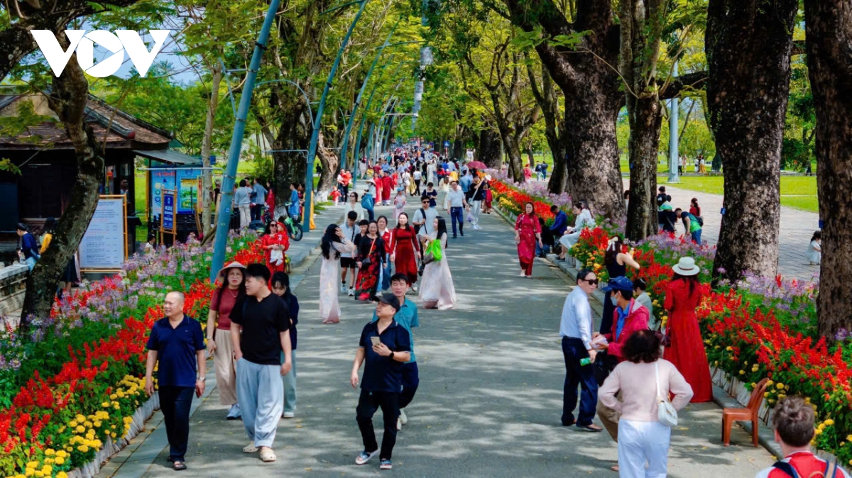 Die Nachstellung traditioneller Hofspiele belebt den kulturellen Raum von Hue in der frühen Frühlingssaison (Bild 2).