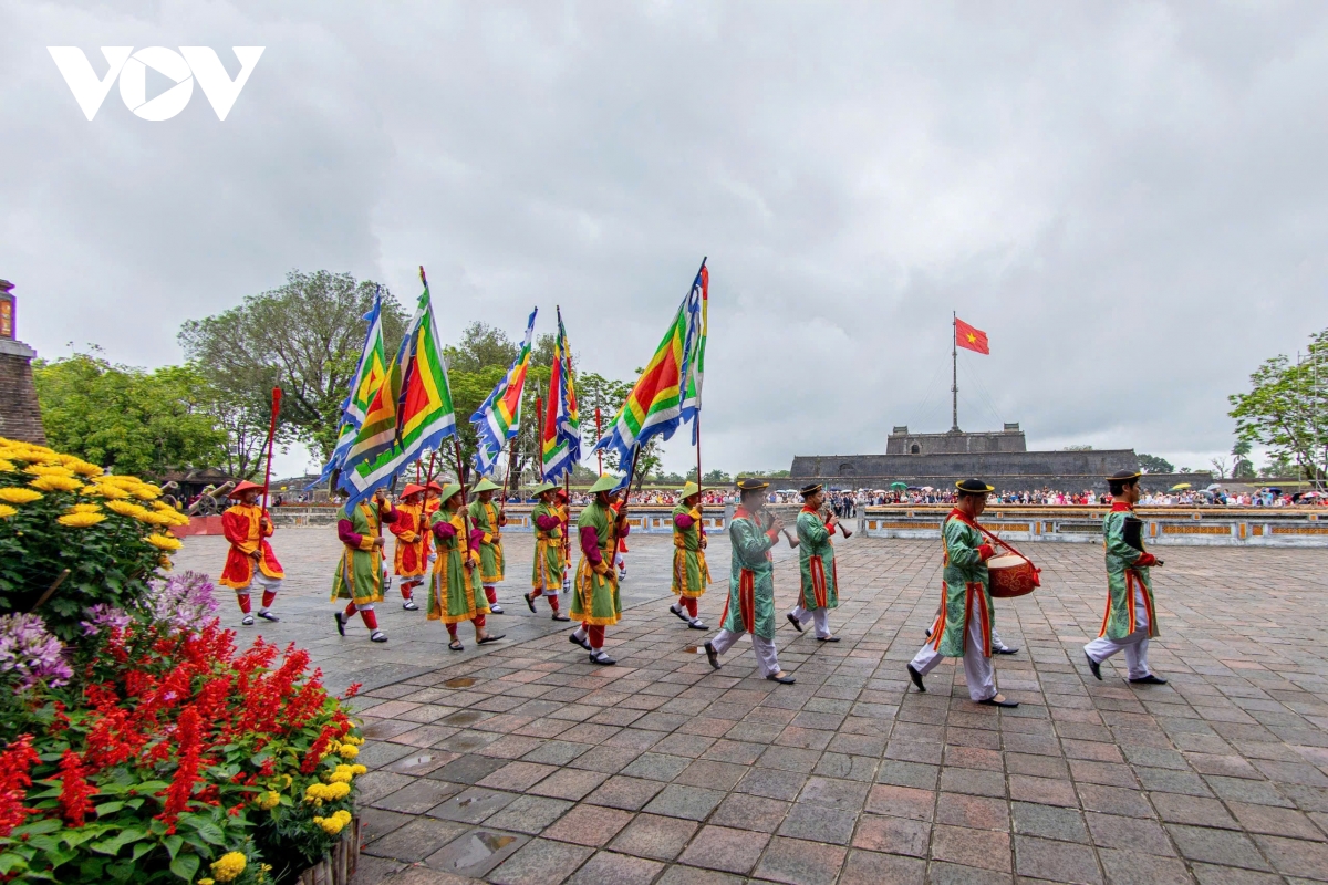 Die Nachstellung traditioneller Hofspiele belebt den kulturellen Raum von Hue in der frühen Frühlingssaison (Bild 5).