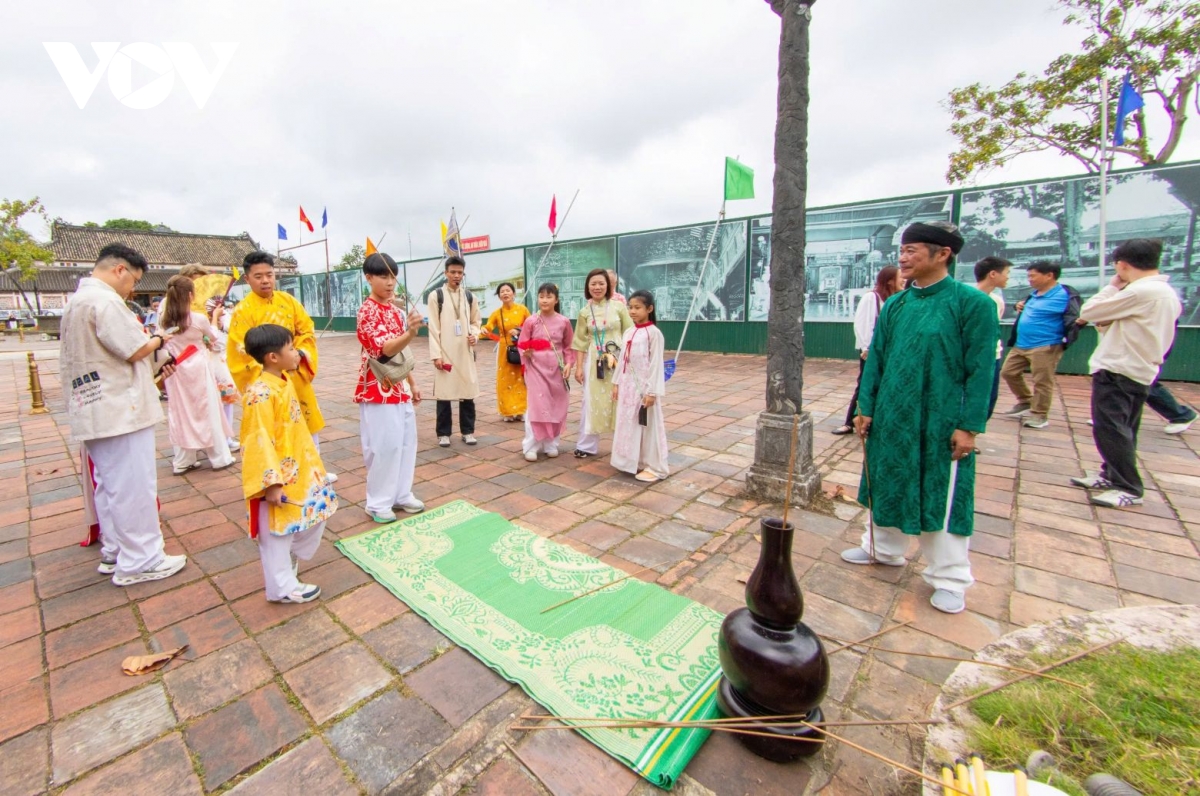 Die Nachstellung traditioneller Spiele und Tänze belebt den kulturellen Raum von Hue in der frühen Frühlingszeit (Bild 6).