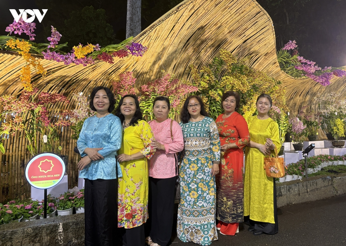 cay canh nghe thuat, bo suu tap hoa thu hut nguoi dan den hoi hoa xuan tp.hcm hinh anh 3