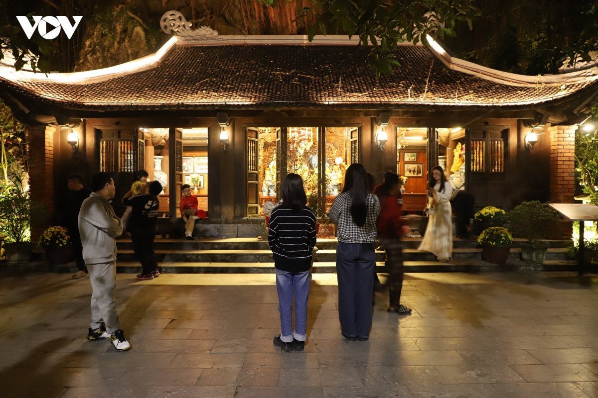 check-in pho co hoa lu, ninh binh ve dem dip tet binh ngo 2026 hinh anh 2