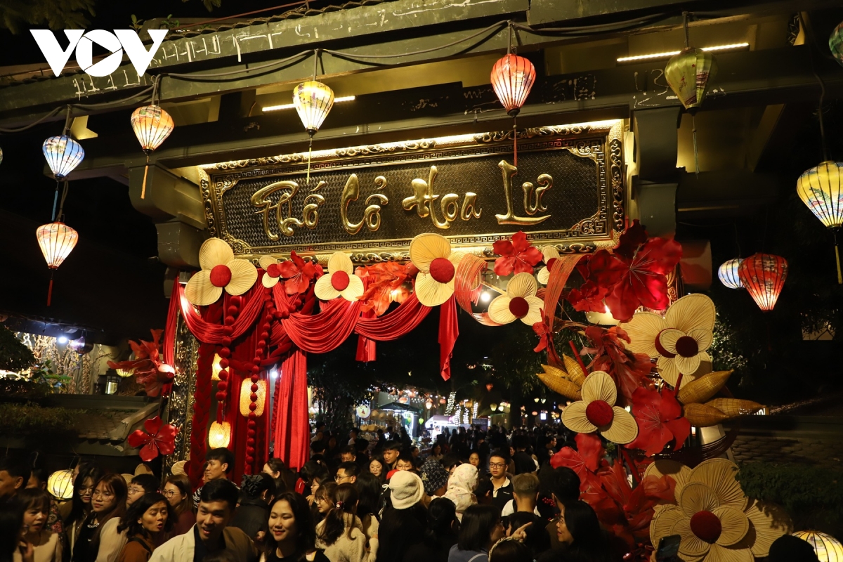 Check-in phố cổ Hoa Lư, Ninh Bình về đêm dịp Tết Bính Ngọ 2026