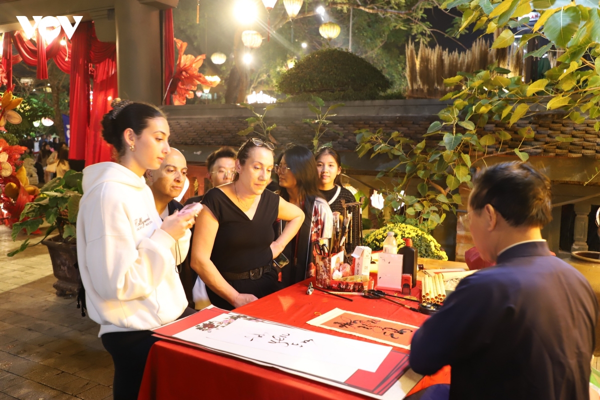 check-in pho co hoa lu, ninh binh ve dem dip tet binh ngo 2026 hinh anh 5