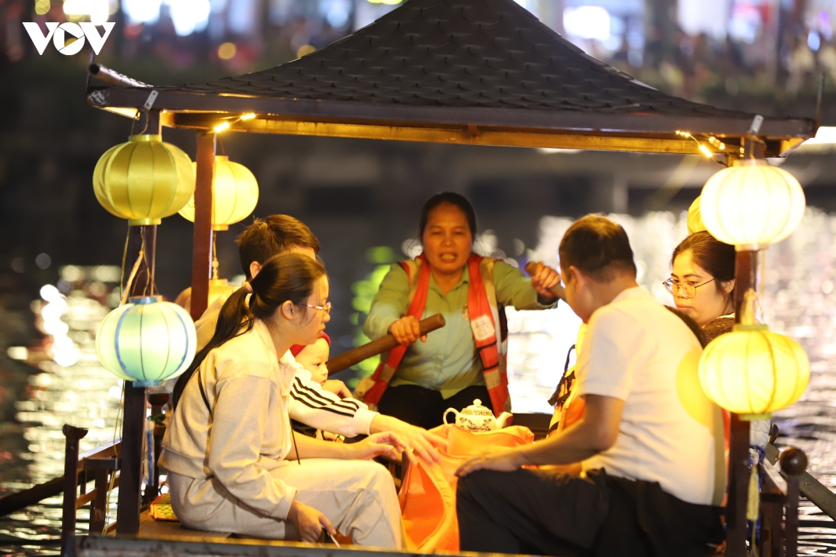 check-in pho co hoa lu, ninh binh ve dem dip tet binh ngo 2026 hinh anh 9
