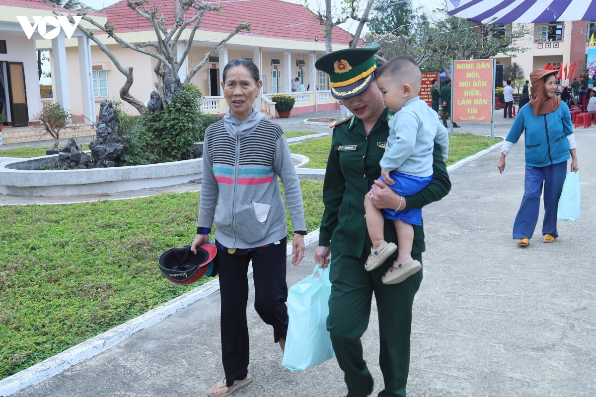 bien phong quang ngai cham lo tet cho nguoi dan vung bien gioi, hai dao hinh anh 3