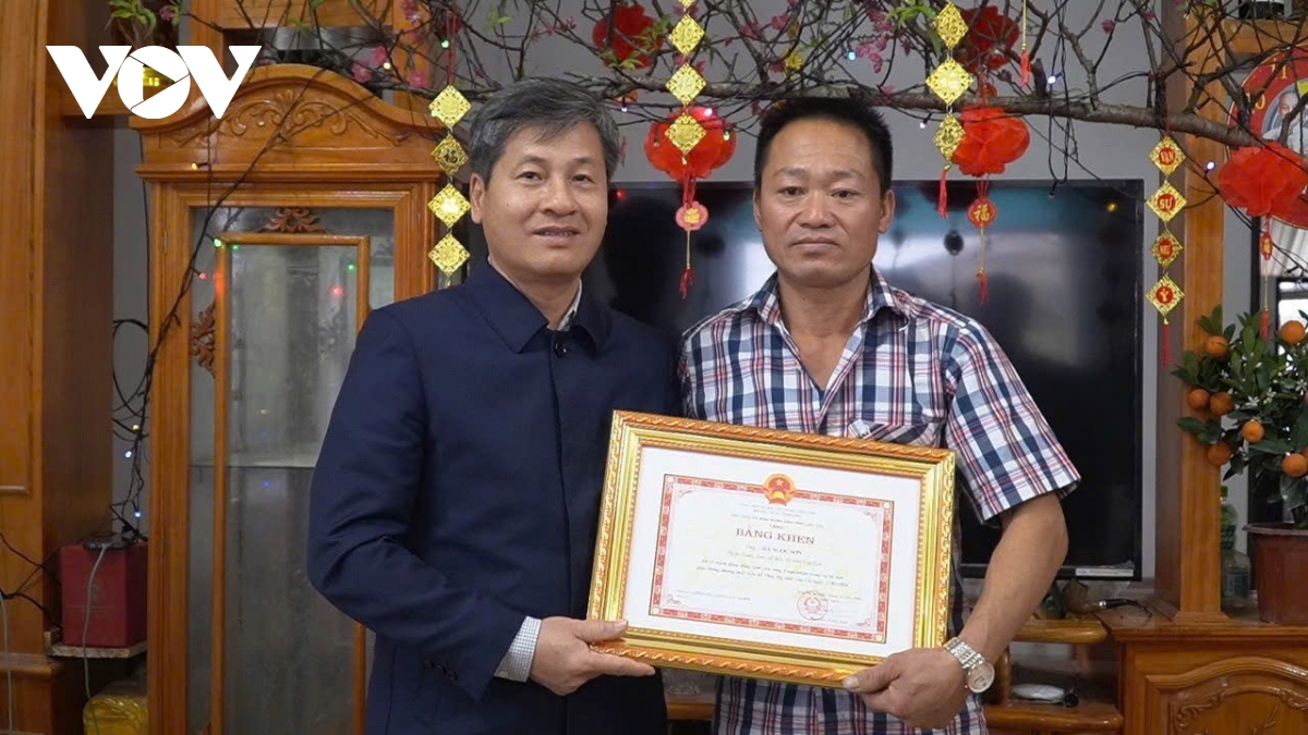 Khen thưởng người hùng cứu 6 người trên hồ Thác Bà