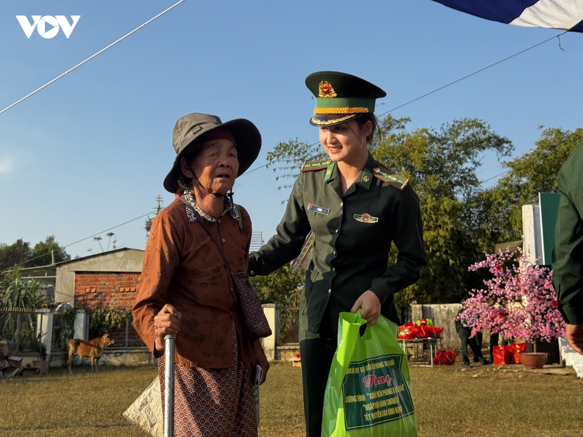 xuan bien phong - gan ket tinh quan dan noi bien gioi quang ngai hinh anh 4
