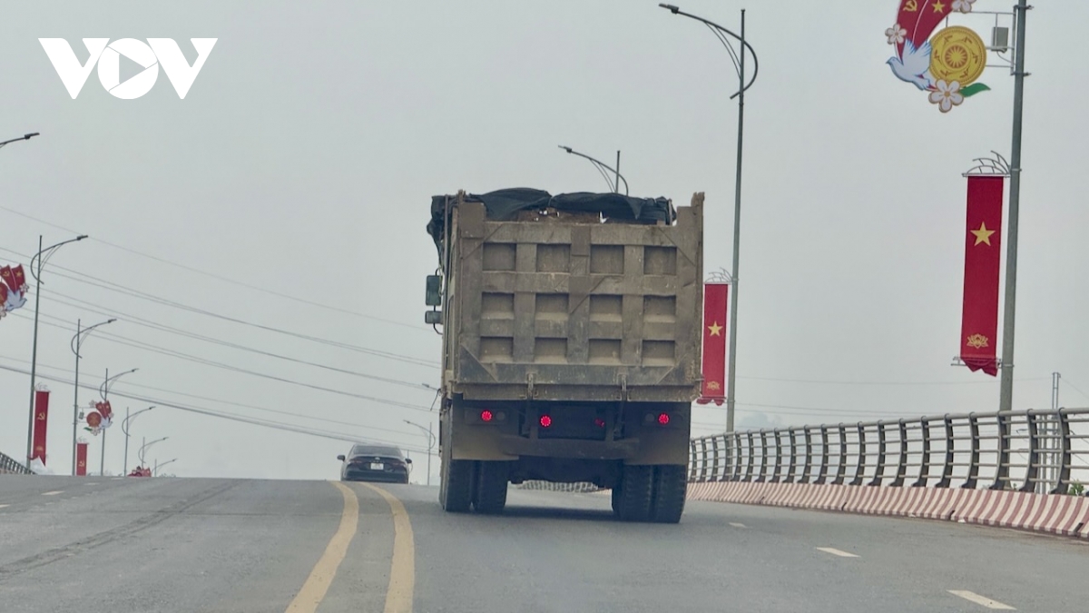 xe tai trong lon khong bien so tung hoanh o thai nguyen hinh anh 1