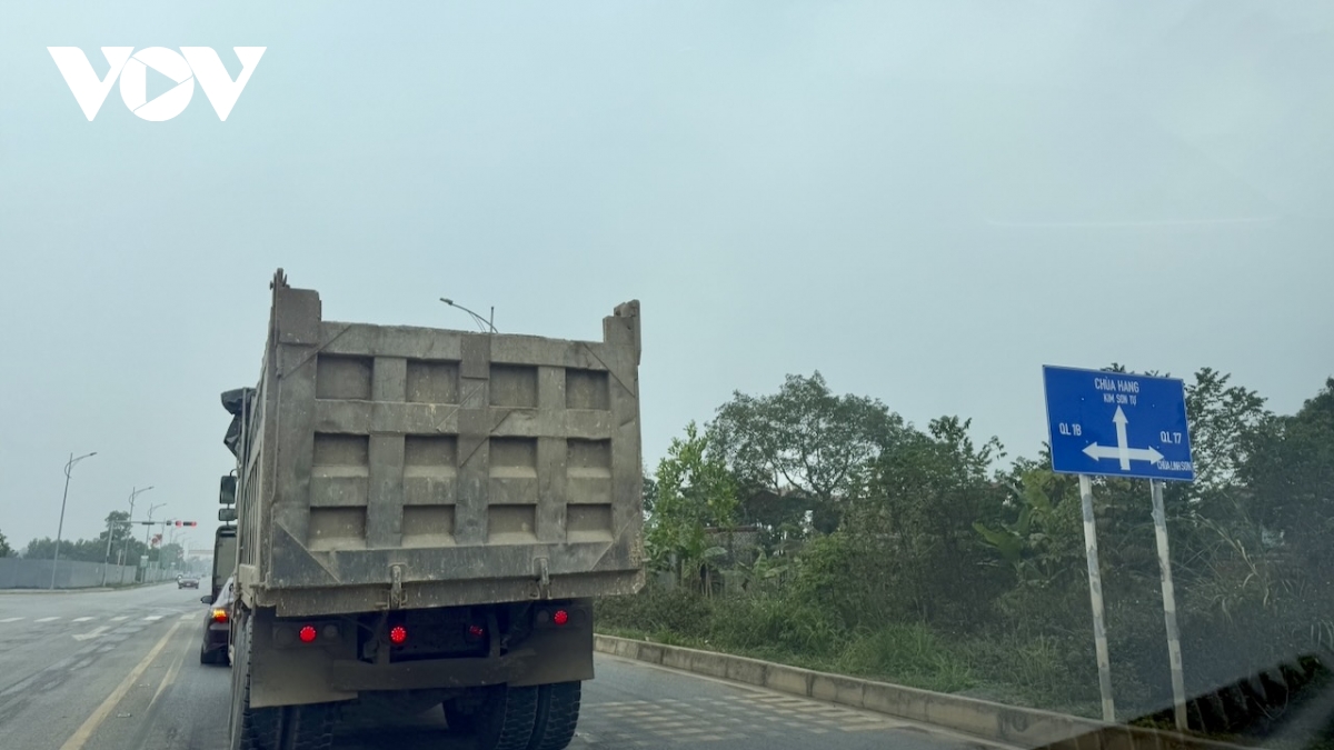 xe tai trong lon khong bien so tung hoanh o thai nguyen hinh anh 4