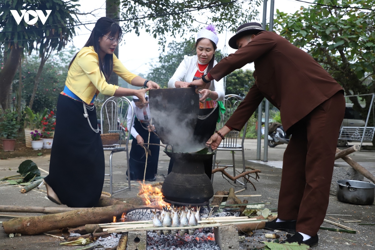 bep lua ngay xuan va mam co tet cua nguoi muong o cuc phuong, ninh binh hinh anh 1
