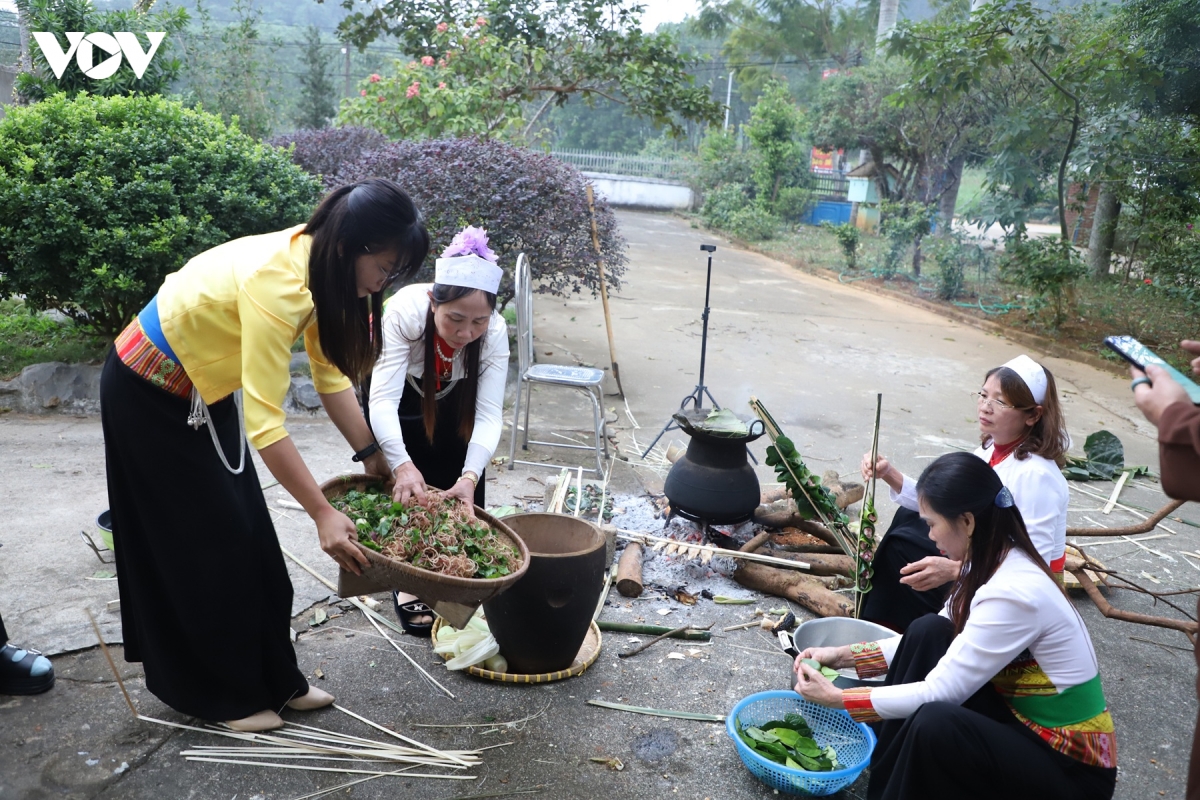 bep lua ngay xuan va mam co tet cua nguoi muong o cuc phuong, ninh binh hinh anh 2