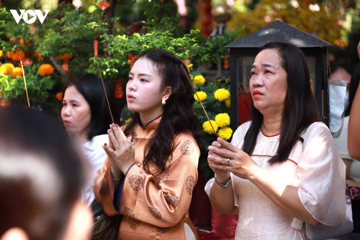 nguoi dan tp.hcm no nuc di le phat va du xuan dau nam moi hinh anh 5