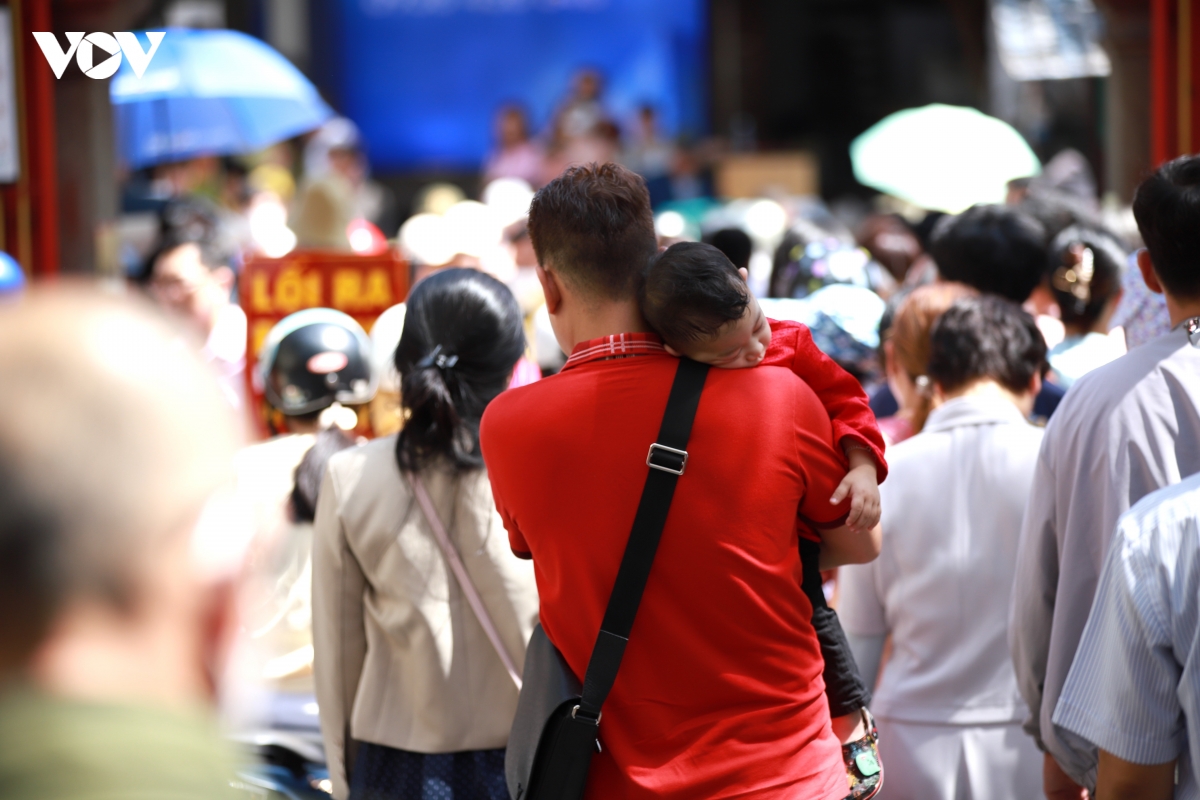 nguoi dan tp.hcm no nuc di le phat va du xuan dau nam moi hinh anh 8
