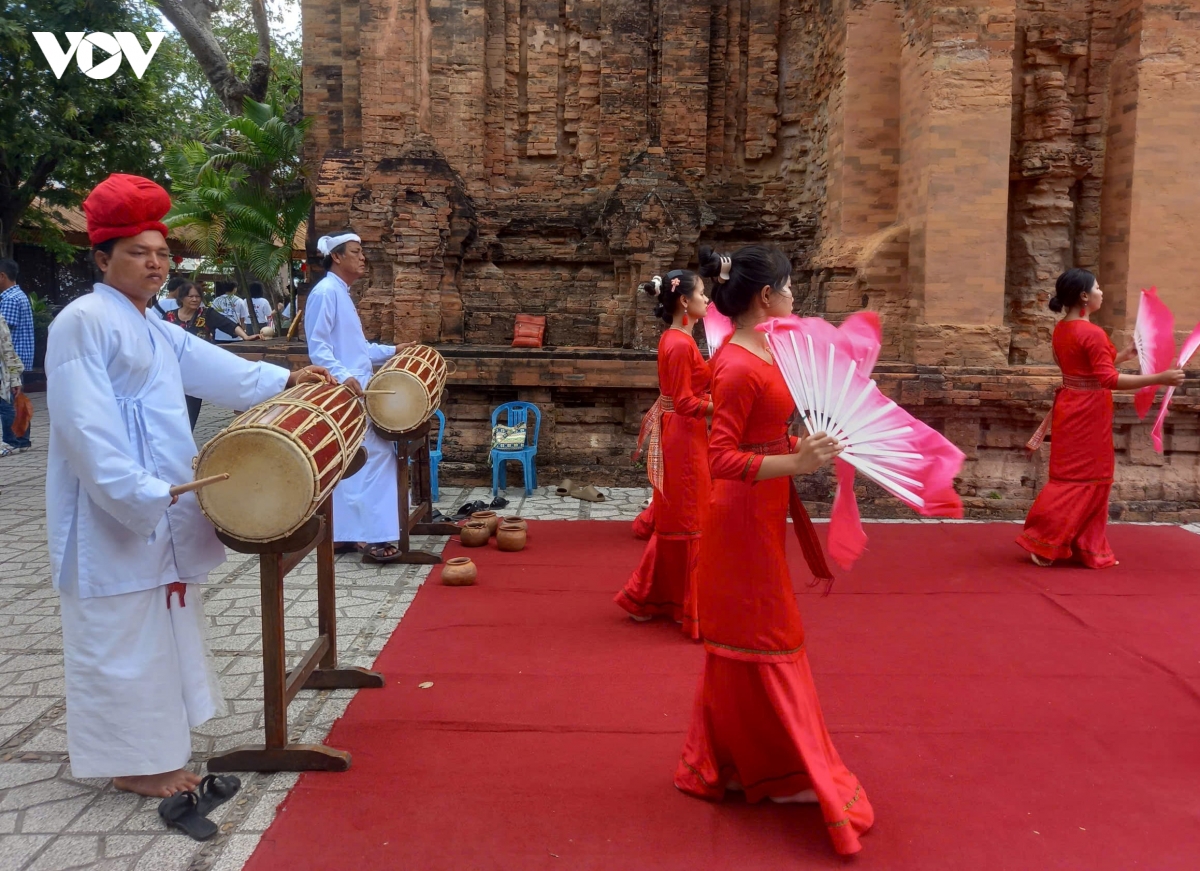 khanh hoa ron rang don khach dip cao diem tet, lan toa suc hut van hoa va bien dao hinh anh 3