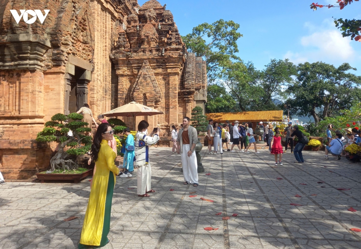 khanh hoa ron rang don khach dip cao diem tet, lan toa suc hut van hoa va bien dao hinh anh 2