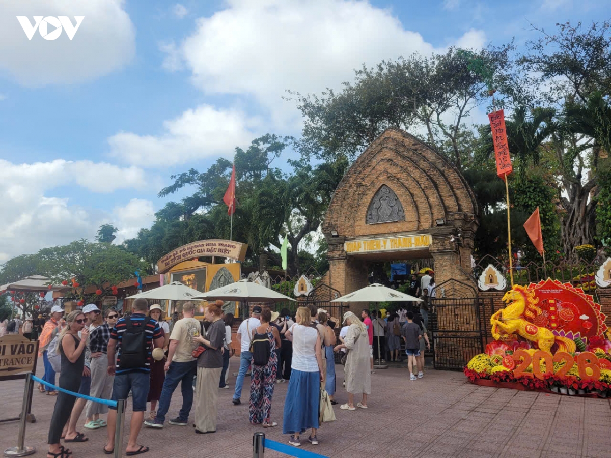 khanh hoa ron rang don khach dip cao diem tet, lan toa suc hut van hoa va bien dao hinh anh 1