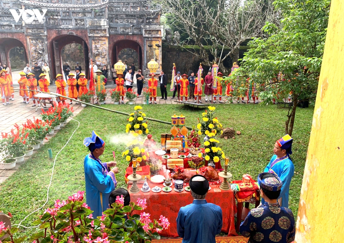 du khach thich thu xem tai hien nghi le dung neu don tet tai Dai noi hue hinh anh 3