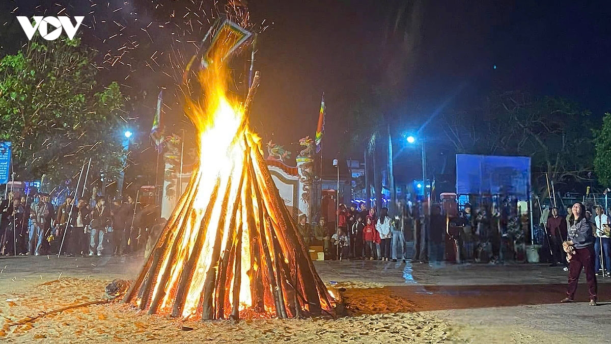 Dem 30 tet ve lang bien canh duong dot duoc, ruoc lua thieng hinh anh 4