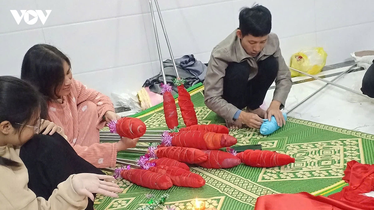 Dem 30 tet ve lang bien canh duong dot duoc, ruoc lua thieng hinh anh 5