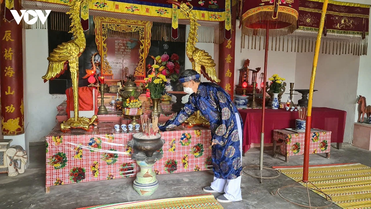Dem 30 tet ve lang bien canh duong dot duoc, ruoc lua thieng hinh anh 2