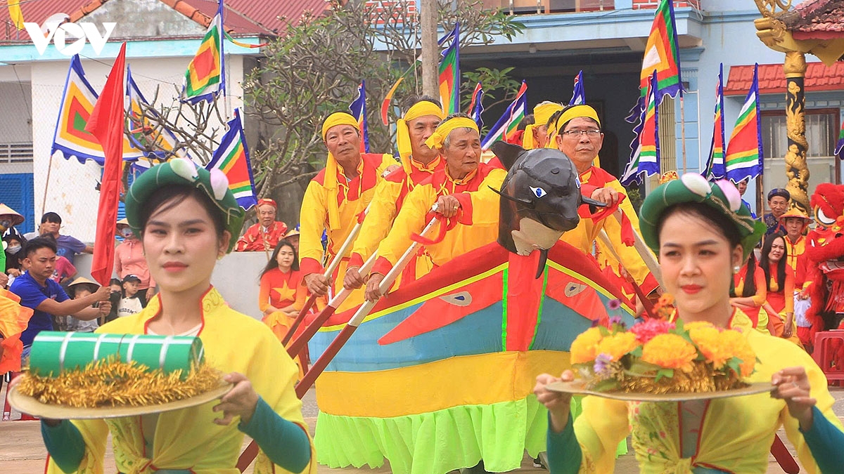 Dem 30 tet ve lang bien canh duong dot duoc, ruoc lua thieng hinh anh 8