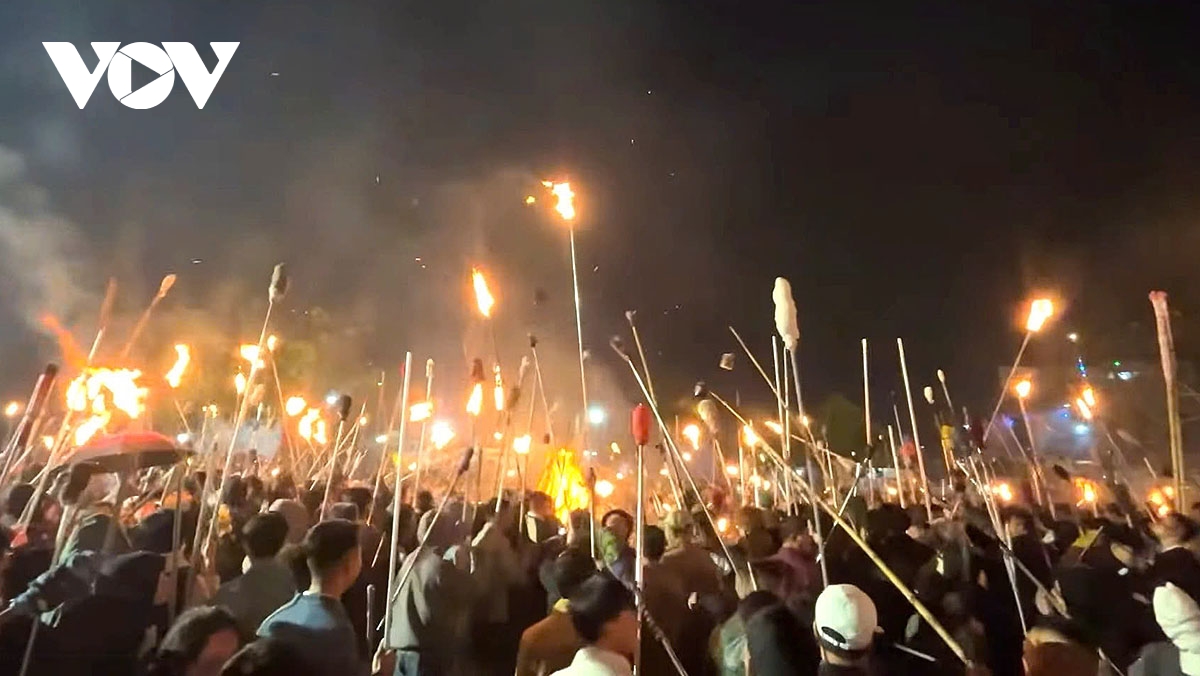 Đêm 30 Tết về làng biển Cảnh Dương đốt đuốc, rước lửa thiêng