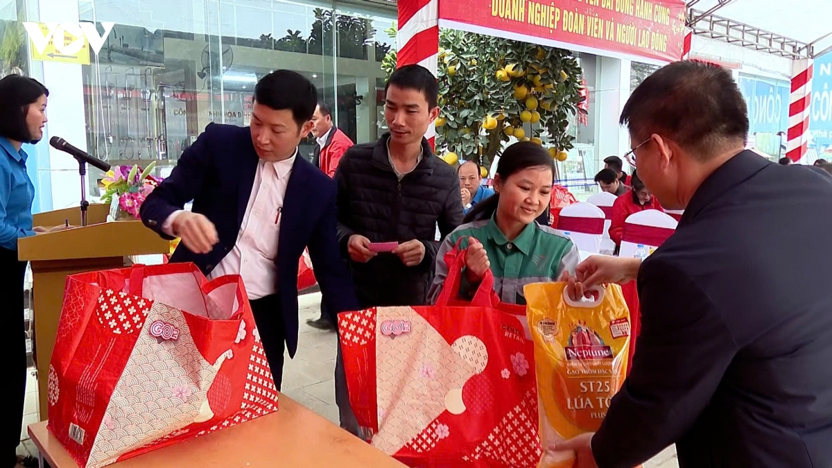 lao cai cham lo cac doi tuong chinh sach, cong nhan, ho ngheo dip tet nguyen dan hinh anh 4