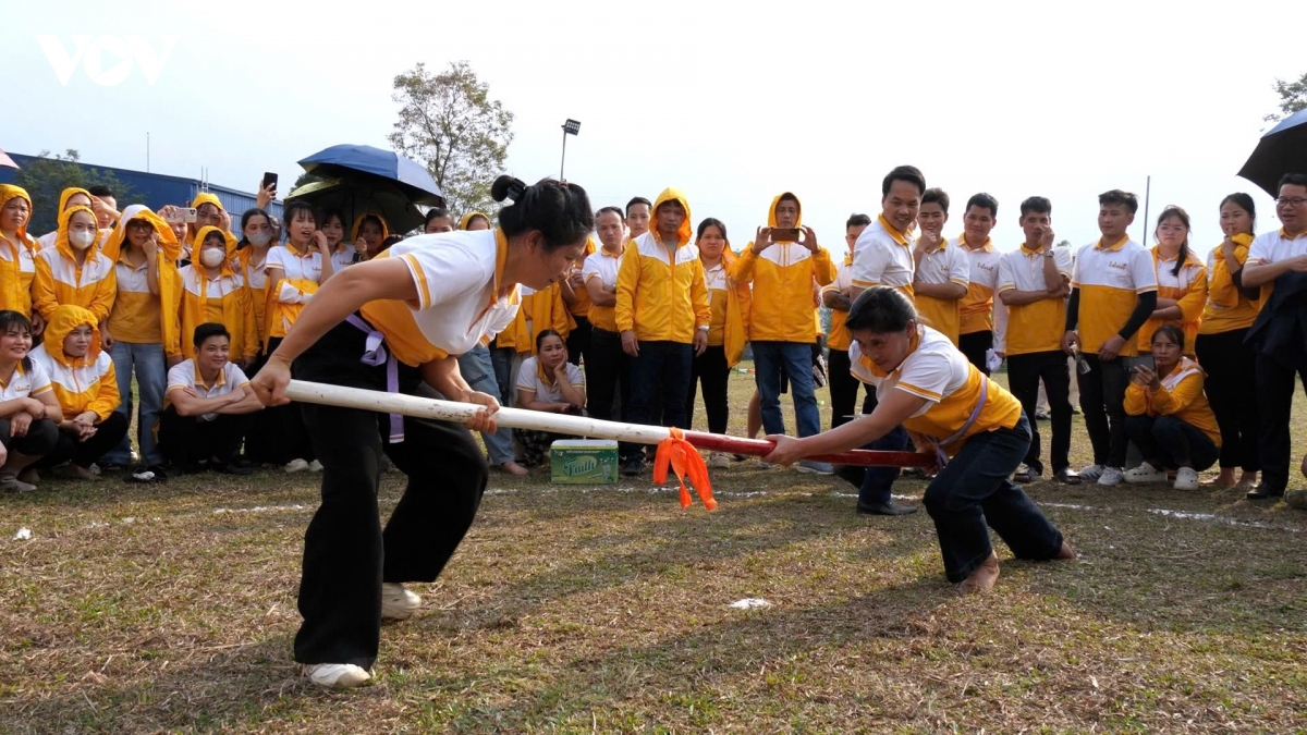 lao cai cham lo cac doi tuong chinh sach, cong nhan, ho ngheo dip tet nguyen dan hinh anh 6