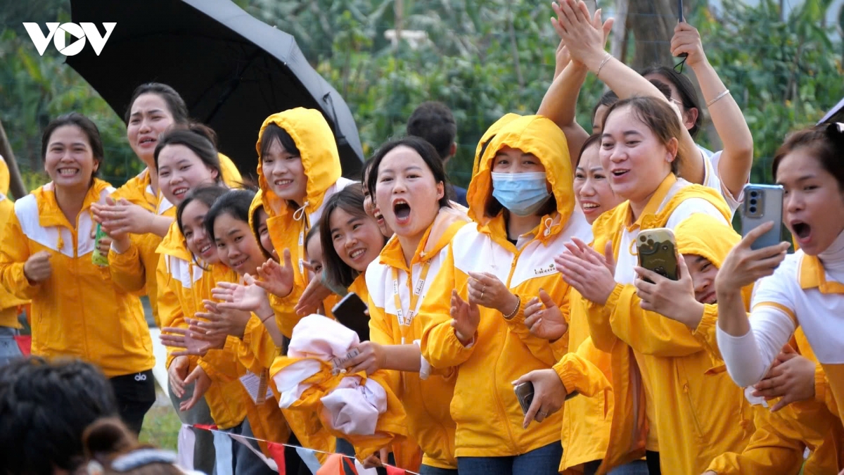 lao cai cham lo cac doi tuong chinh sach, cong nhan, ho ngheo dip tet nguyen dan hinh anh 7