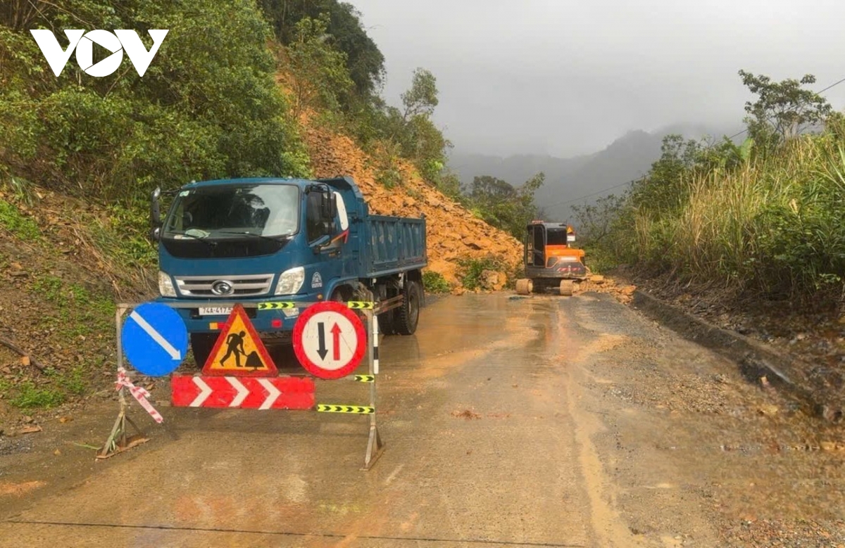Xử lý điểm sạt lở làm ách tắc đường Hồ Chí Minh nhánh Tây qua tỉnh Quảng Trị