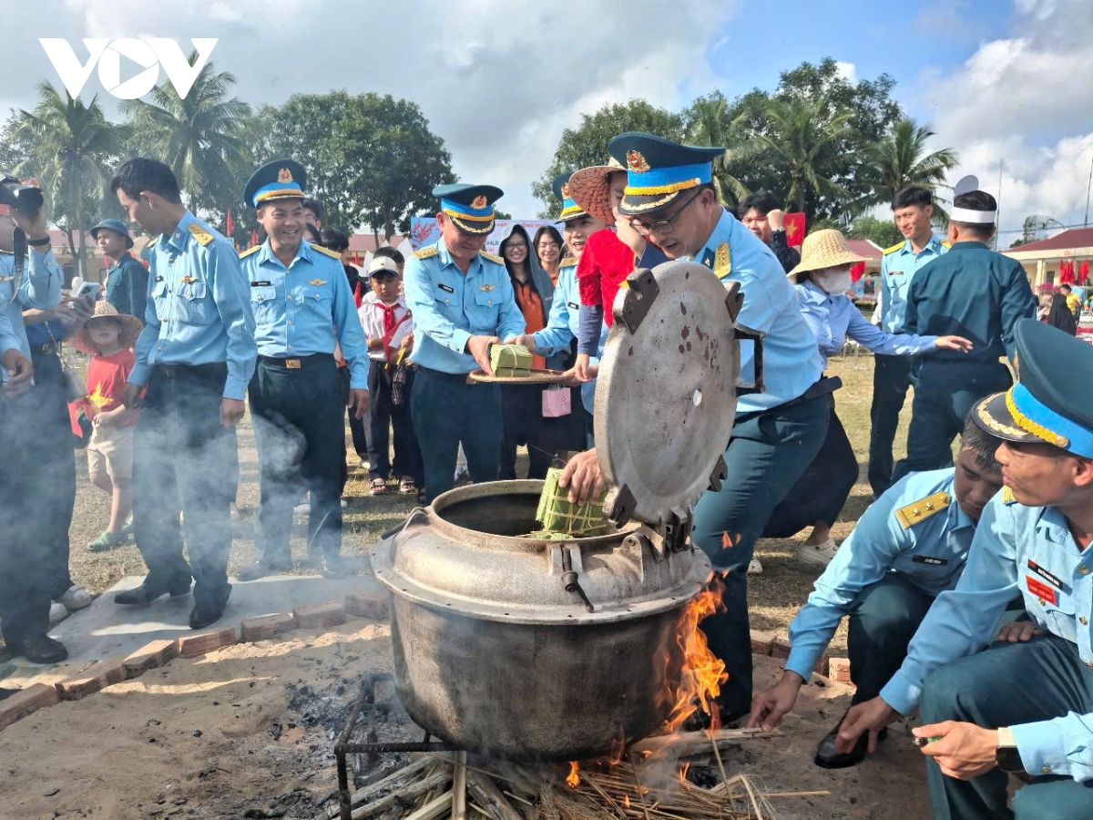 Ấm áp chương trình “Xuân Canh Trời - Tết thắm tình quân dân”