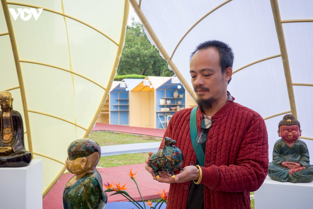 khi ngua dan gian duoc lam moi bang ngon ngu nghe thuat hien dai hinh anh 3