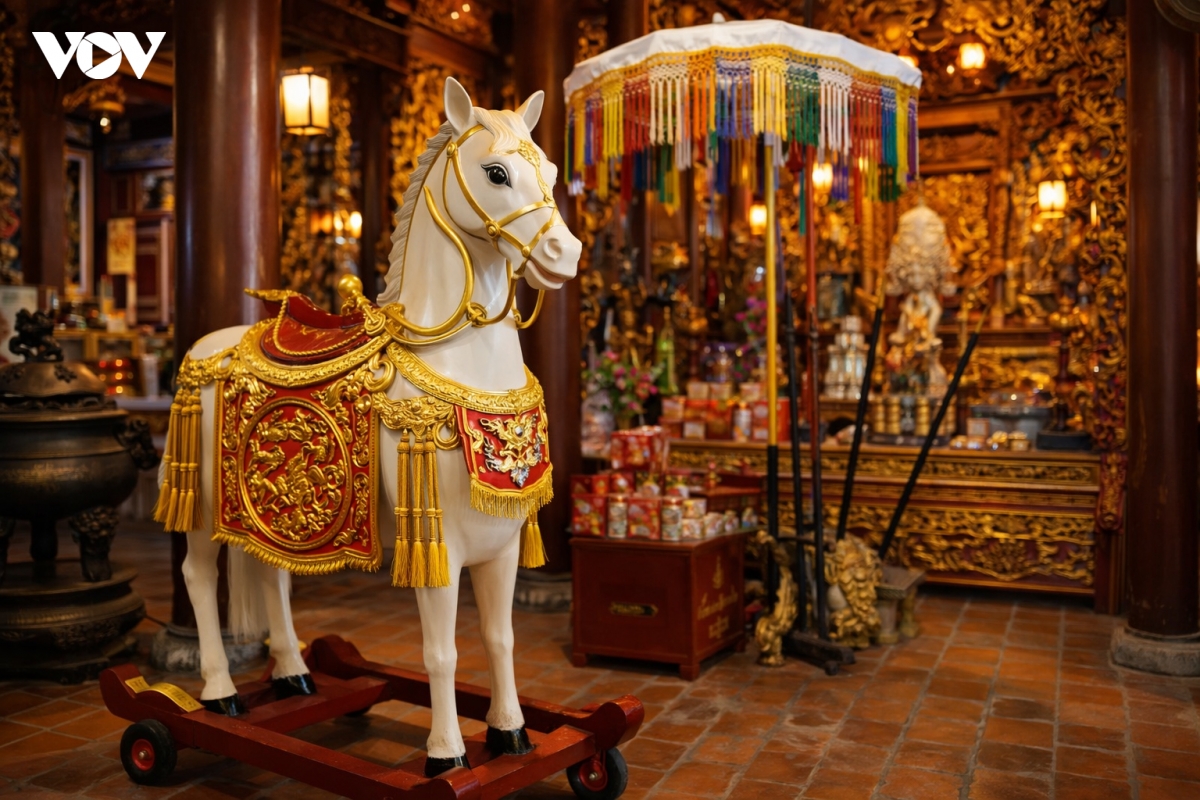 ngua trong den phu bieu tuong dan duong cua tin nguong dan gian hinh anh 2