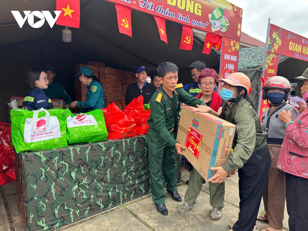 Xuân Quân khu 5 đoàn kết - Tết thắm tình quân dân ở rốn lũ Hòa Thịnh