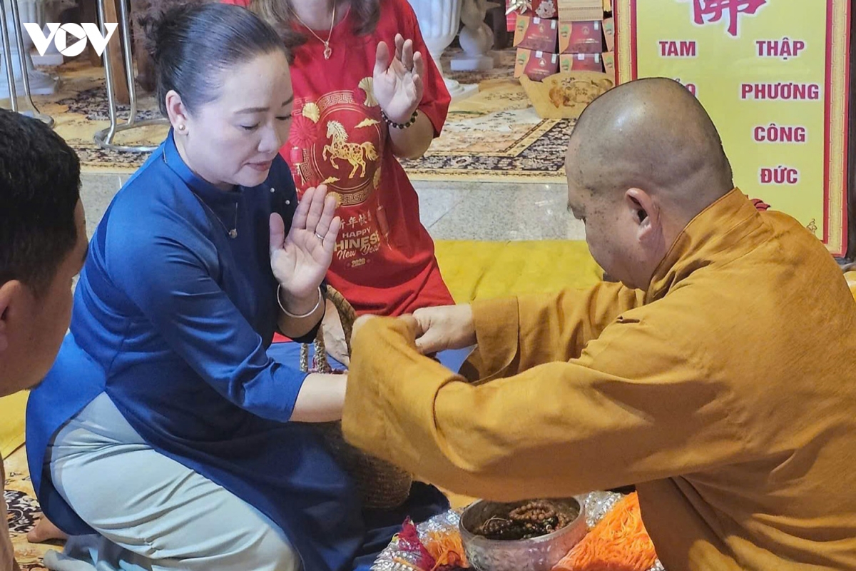 nguoi viet tai lao di chua le phat, cau binh an nam moi hinh anh 6
