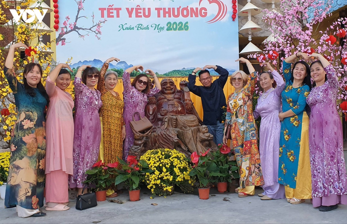 nguoi viet tai lao di chua le phat, cau binh an nam moi hinh anh 7